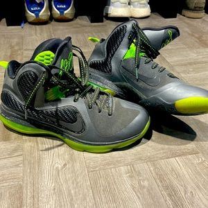 LEBRON JAMES MENS BASKETBALL SNEAKERS SIZE 9